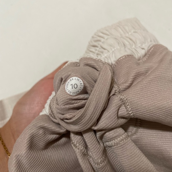 Lululemon white shorts size 10 - Picture 2 of 6